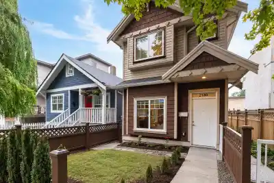 2139 TRIUMPH STREET, Vancouver BC V5L 1L1