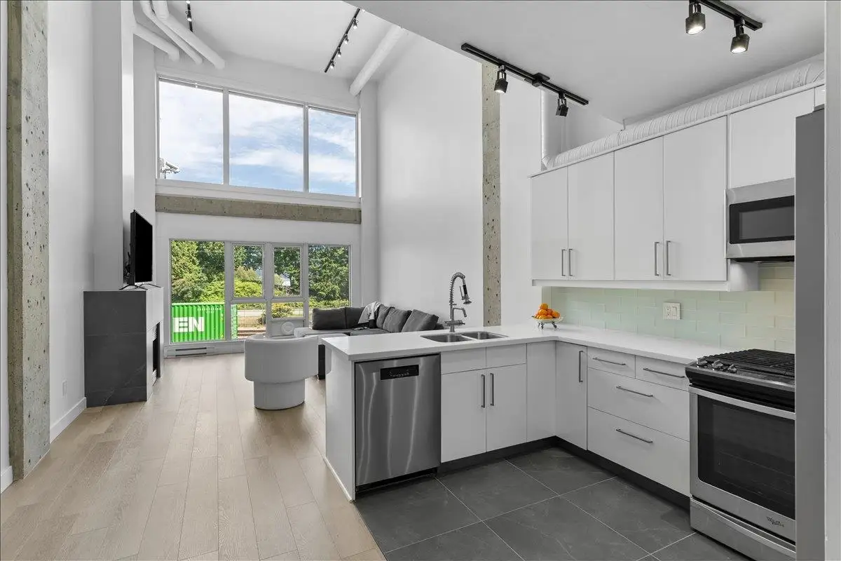 309 27 ALEXANDER STREET, Vancouver BC V6A 1B2