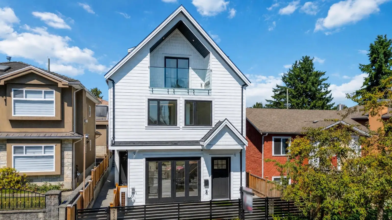 2 3271 E GEORGIA STREET, Vancouver BC V5K 2L2