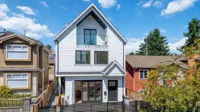 2 3271 E GEORGIA STREET, Vancouver BC V5K 2L2