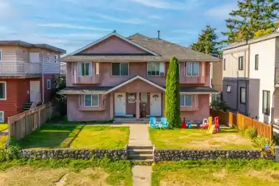 423-425 E 2ND STREET, North Vancouver BC V7L 1C9