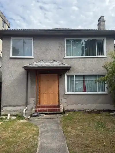 1929 E BROADWAY, Vancouver BC V5N 1W4