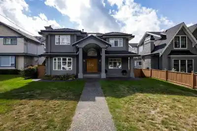 449 E 16TH STREET, North Vancouver BC V7L 2T4