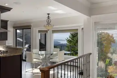 4050 ST. PAULS AVENUE, North Vancouver BC V7N 1T5