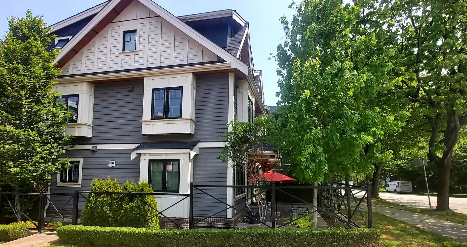 901 E BROADWAY STREET, Vancouver BC V5T 1Y3