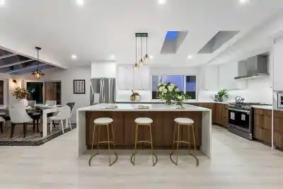 531 GREENWAY AVENUE, North Vancouver BC V7N 3C9
