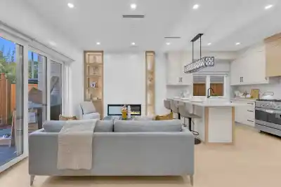 2 2888 E 6TH AVENUE, Vancouver BC V5M 1R8