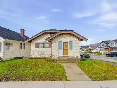 3690 DUNDAS STREET, Vancouver BC V5K 1S4