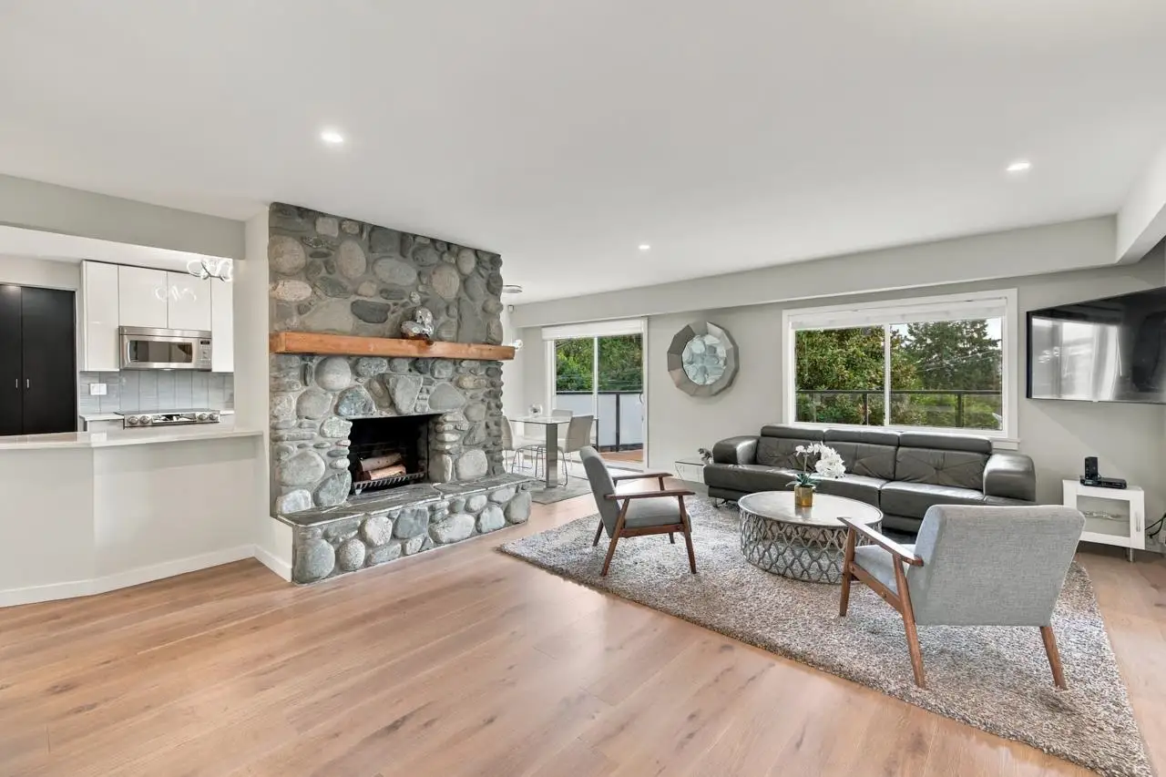 1103 CLOVERLEY STREET, North Vancouver BC V7L 1N7