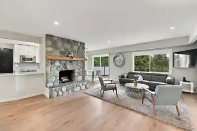 1103 CLOVERLEY STREET, North Vancouver BC V7L 1N7