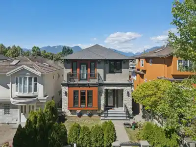 3233 GRANT STREET, Vancouver BC V5K 3J1