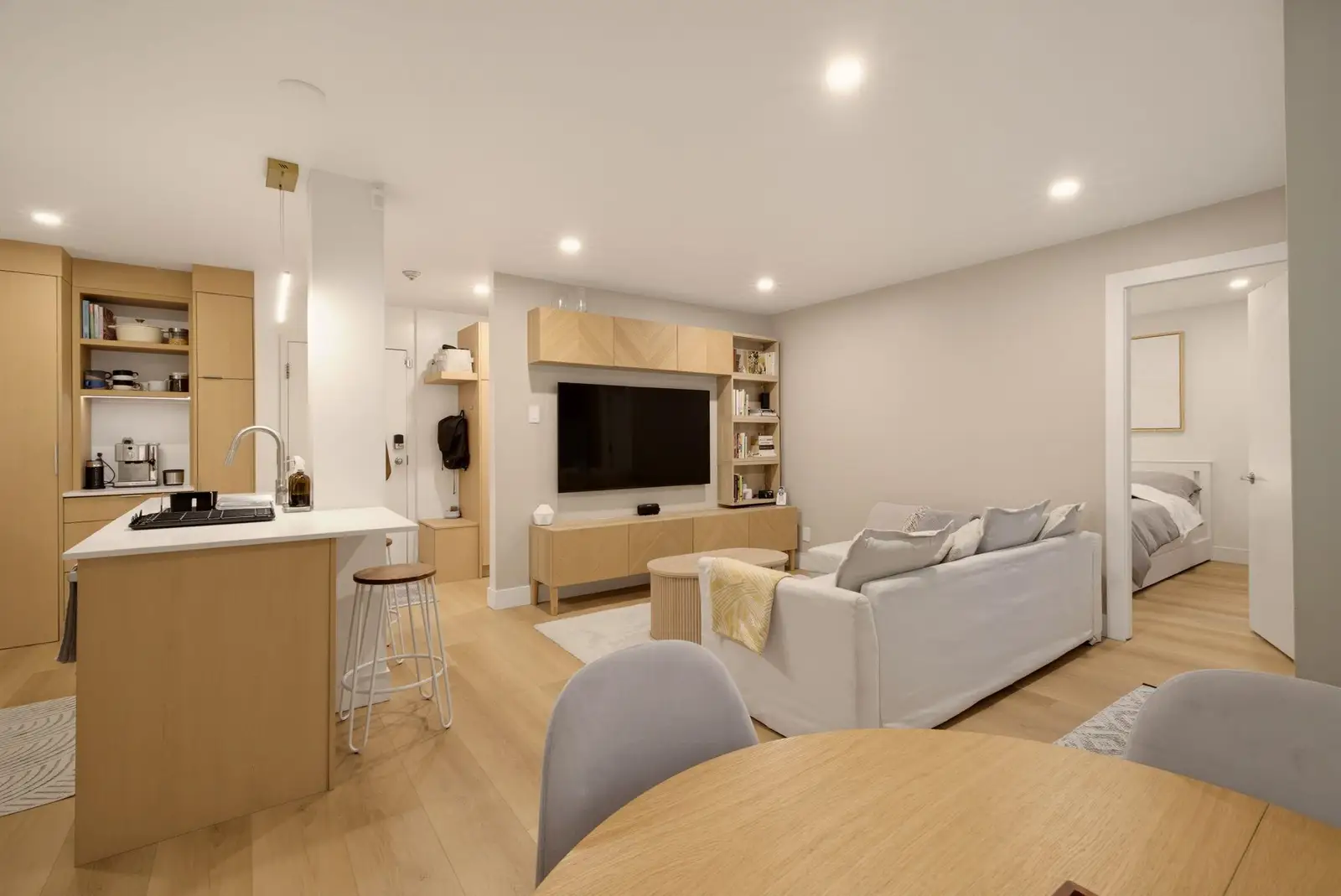 204 1345 COMOX STREET, Vancouver BC V6E 4E4