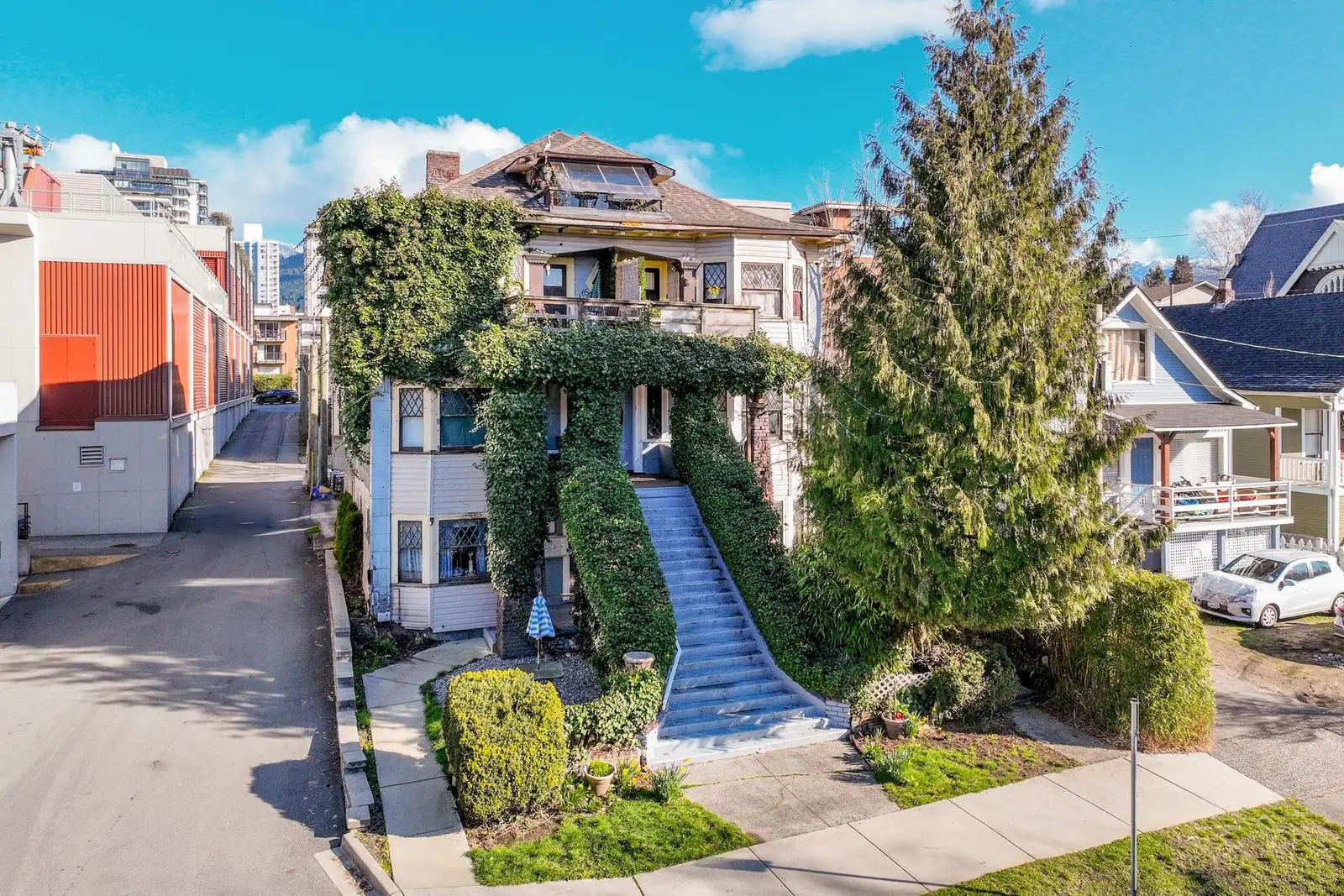 160 E 10TH STREET, North Vancouver BC V7L 2C8