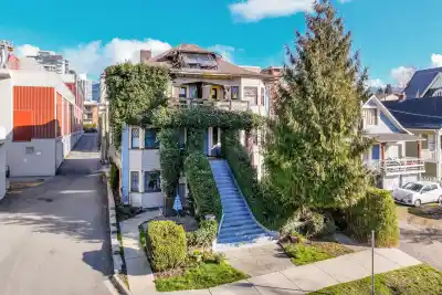 160 E 10TH STREET, North Vancouver BC V7L 2C8