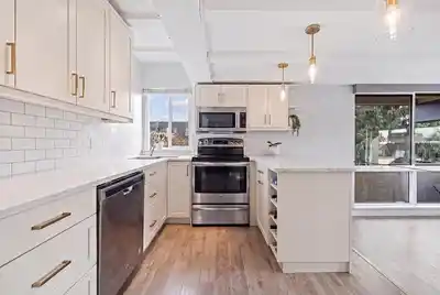 201 341 MAHON AVENUE, North Vancouver BC V7M 3E1
