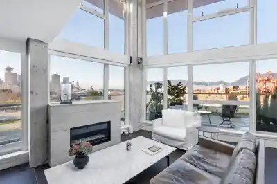 624 289 ALEXANDER STREET, Vancouver BC V6A 4H6