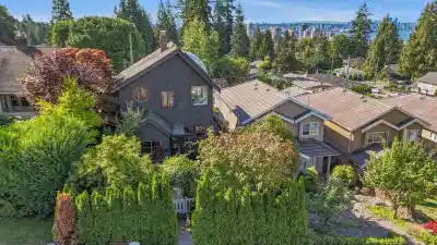 319 E 27TH STREET, North Vancouver BC V7N 1B9