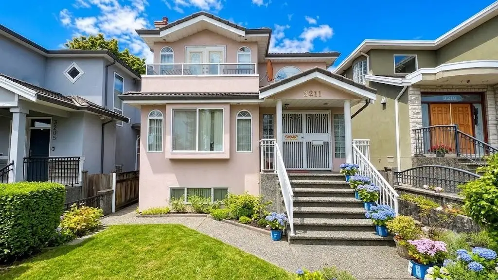 3211 QUEENS AVENUE, Vancouver BC V5R 4T7