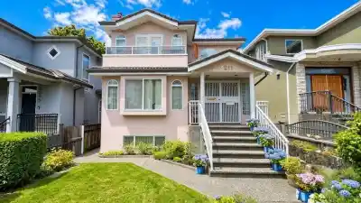 3211 QUEENS AVENUE, Vancouver BC V5R 4T7