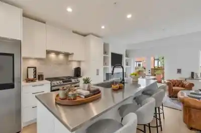 137 535 E 2ND STREET, North Vancouver BC V7L 1E1
