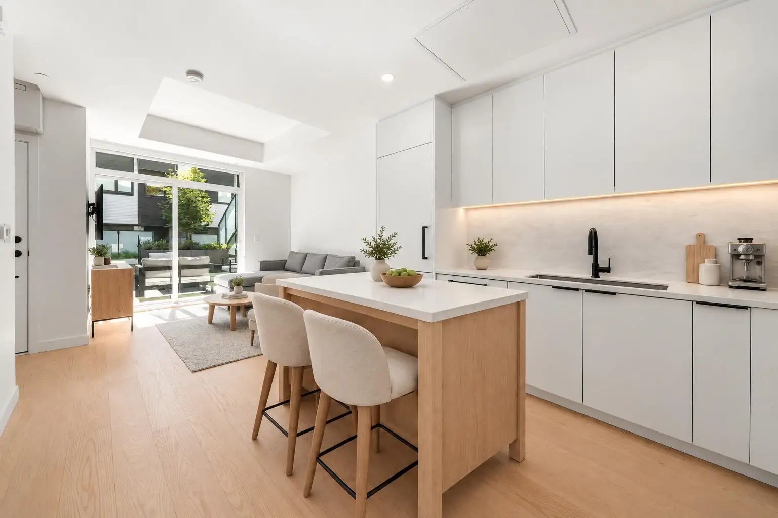 127 650 E 2ND STREET, North Vancouver BC V7L 1E3