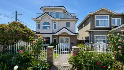 2776 E GEORGIA STREET, Vancouver BC V5K 2K2