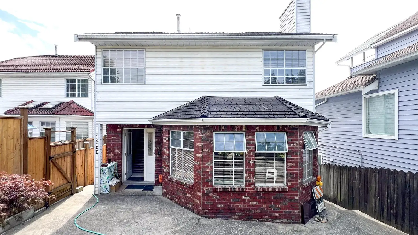 1860 SE MARINE DRIVE, Vancouver BC V5P 2R8