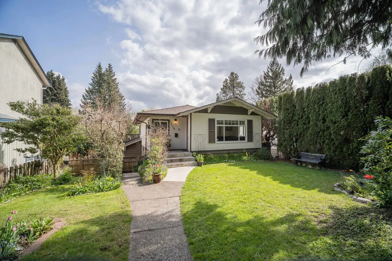 1119 CLOVERLEY STREET, North Vancouver BC V7L 1N7