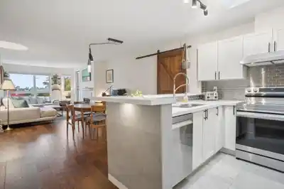 305 1707 CHARLES STREET, Vancouver BC V5L 2T6