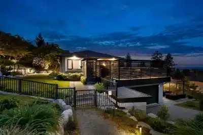 255 SANDRINGHAM CRESCENT, North Vancouver BC V7N 2R7