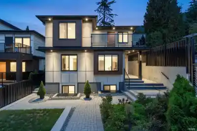 800 MONTROYAL BOULEVARD, North Vancouver BC V7R 2G6