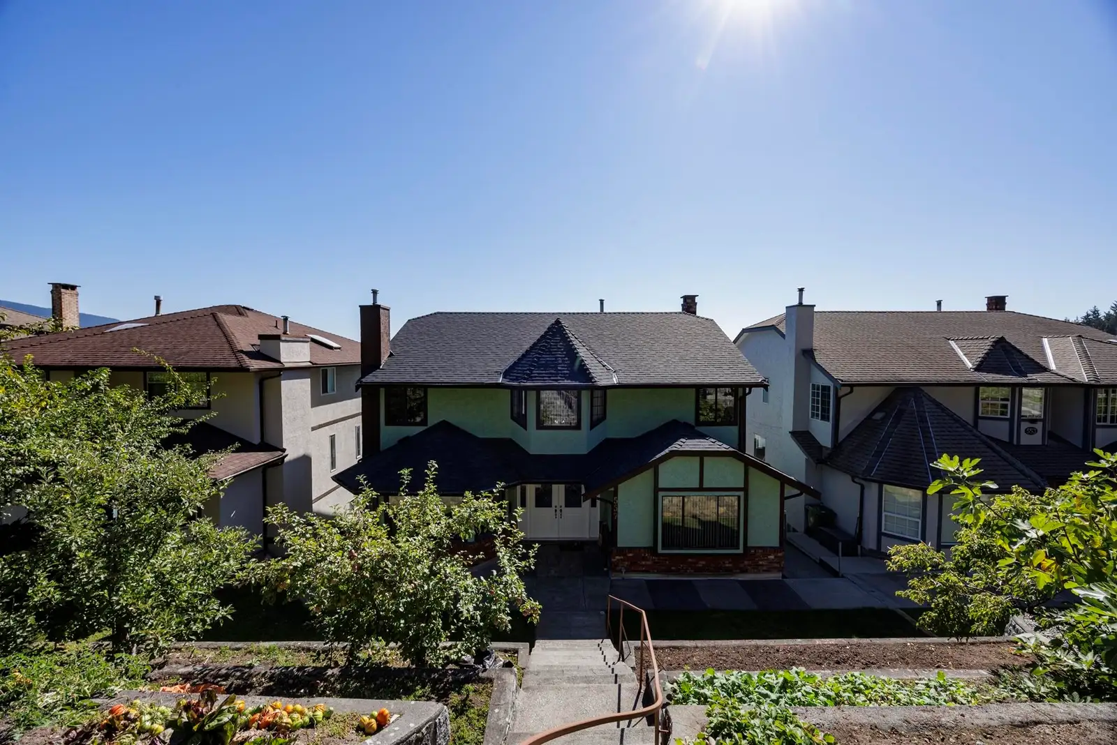 557 TEMPE CRESCENT, North Vancouver BC V7N 1E7