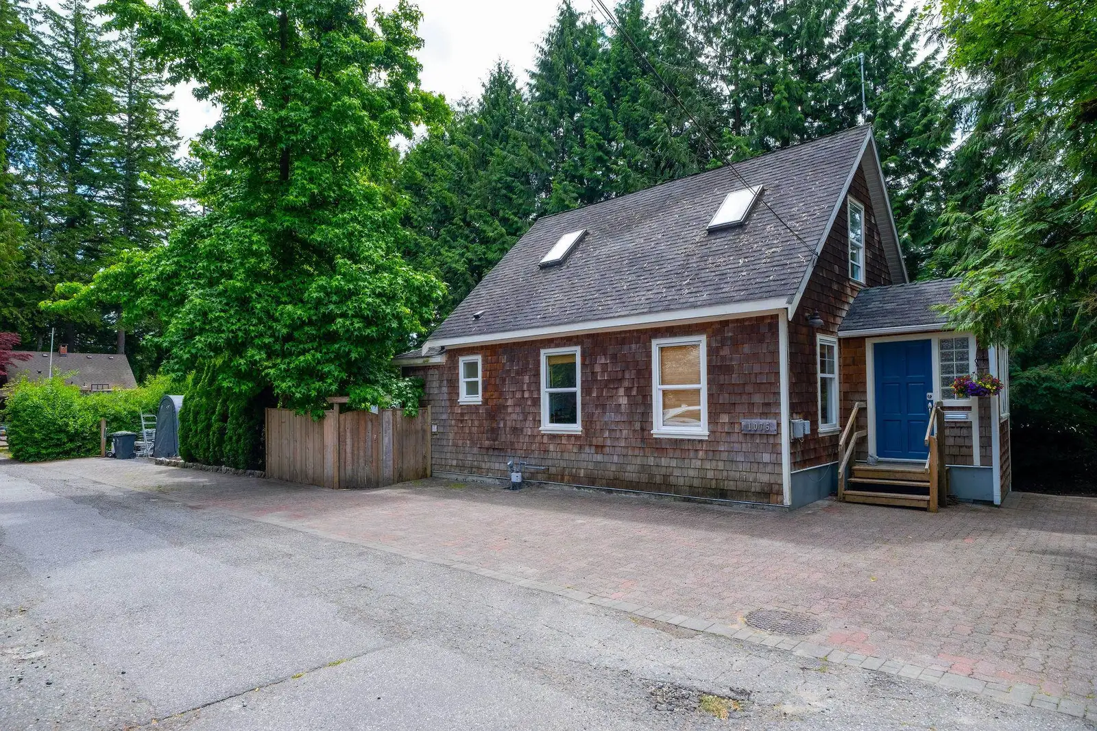 1075 GLADWIN DRIVE, North Vancouver BC V7R 1A1