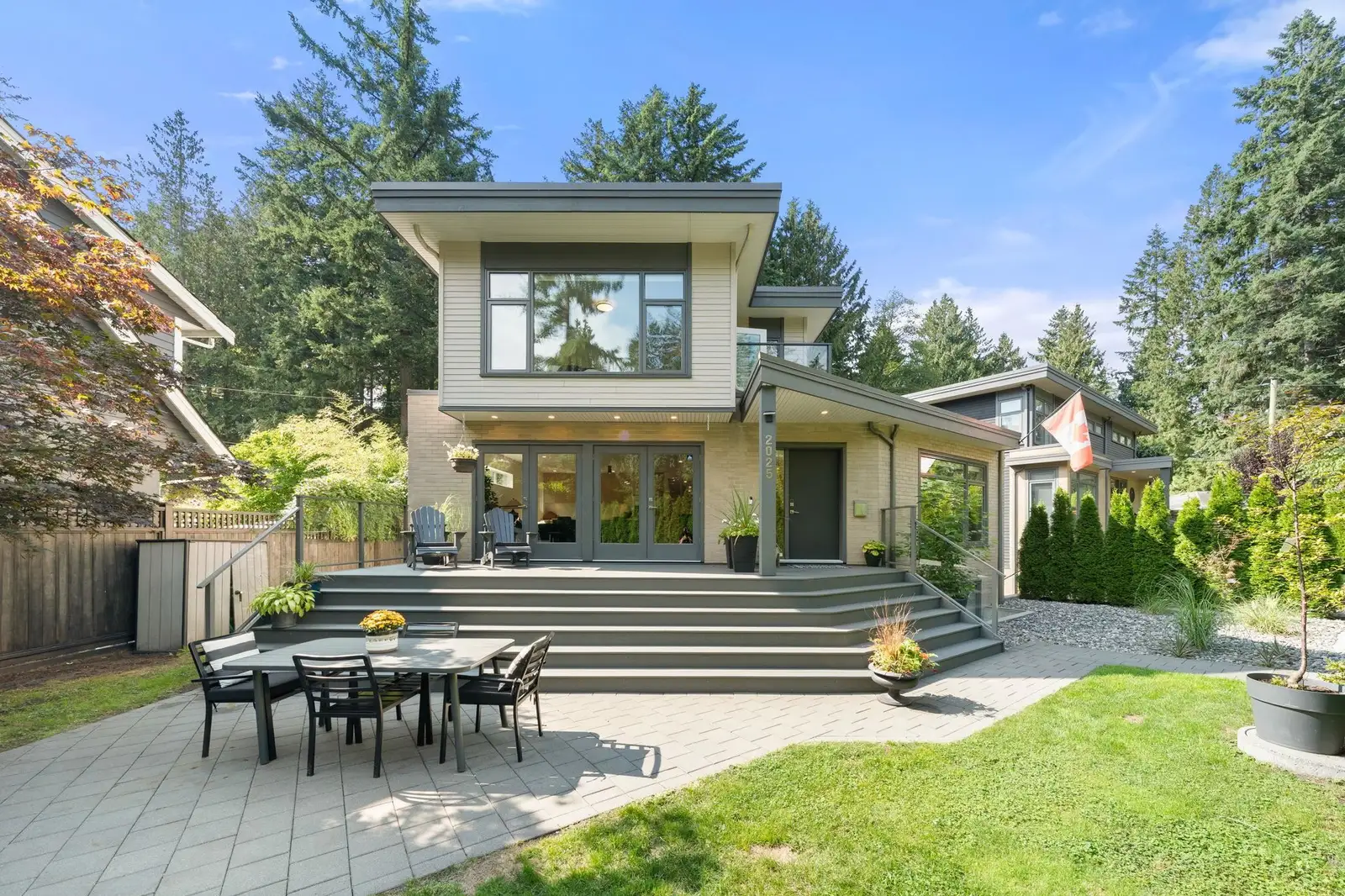 2025 MACKAY AVENUE, North Vancouver BC V7P 2M8