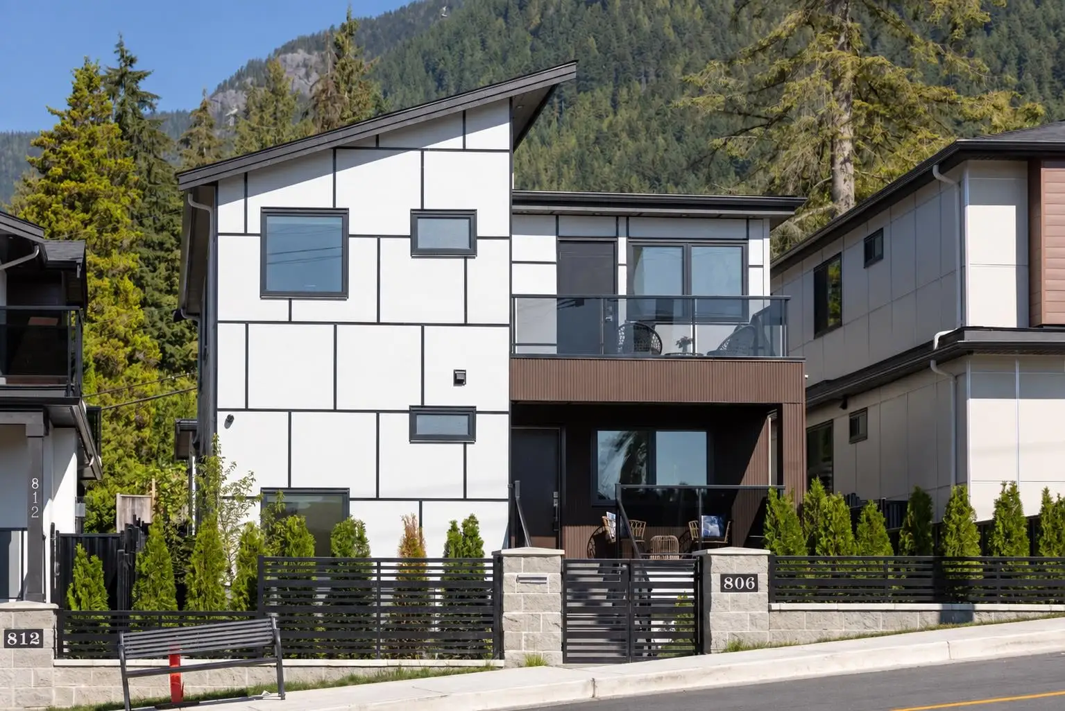 806 MONTROYAL BOULEVARD, North Vancouver BC V7R 2G6