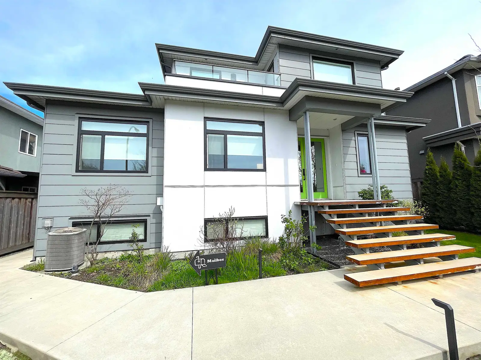 1633 SE MARINE DRIVE, Vancouver BC V5P 2R5