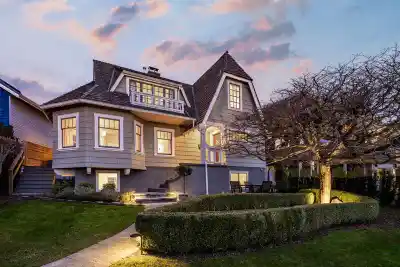 402 BRAND STREET, North Vancouver BC V7N 1E9