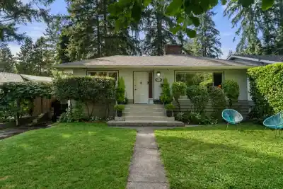 2011 BRIDGMAN AVENUE, North Vancouver BC V7P 2T7