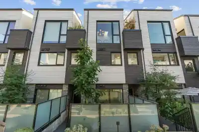203 650 E 2ND STREET, North Vancouver BC V7L 1E3