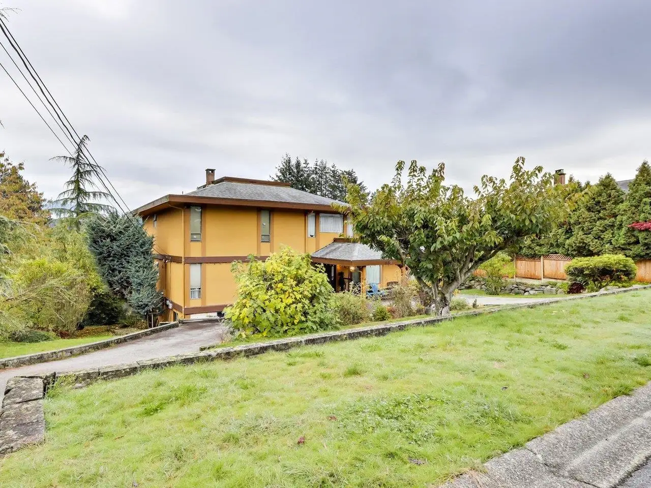 534 BEACHVIEW DRIVE, North Vancouver BC V7G 1P9