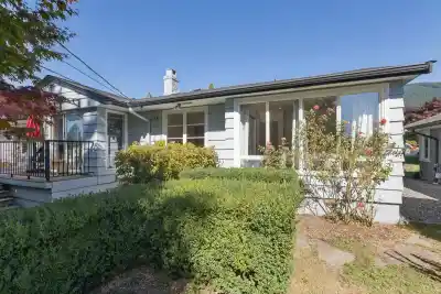 915 WENTWORTH AVENUE, North Vancouver BC V7R 1R8