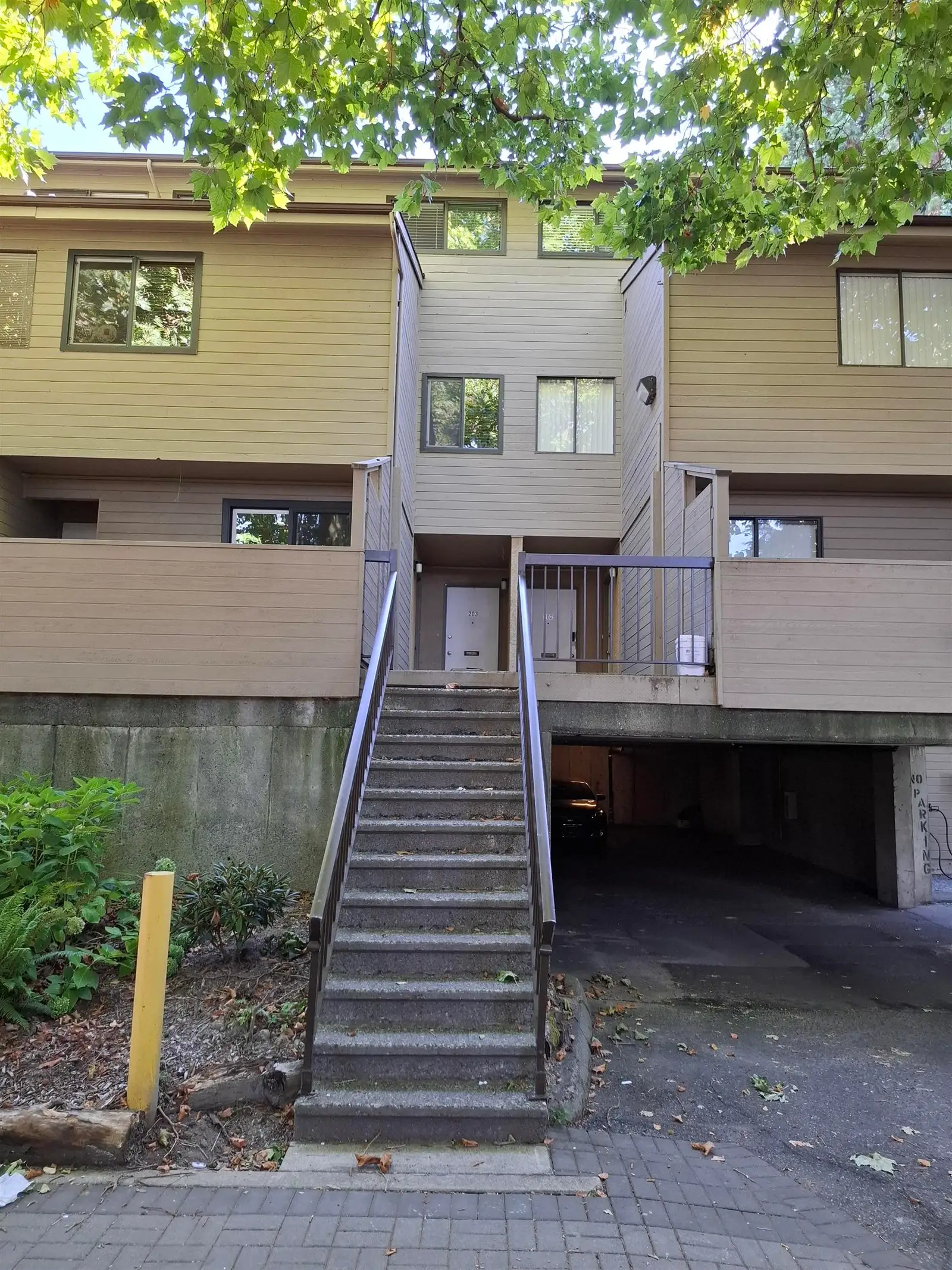 204 8020 COLONIAL DRIVE, Richmond BC V7C 4V1