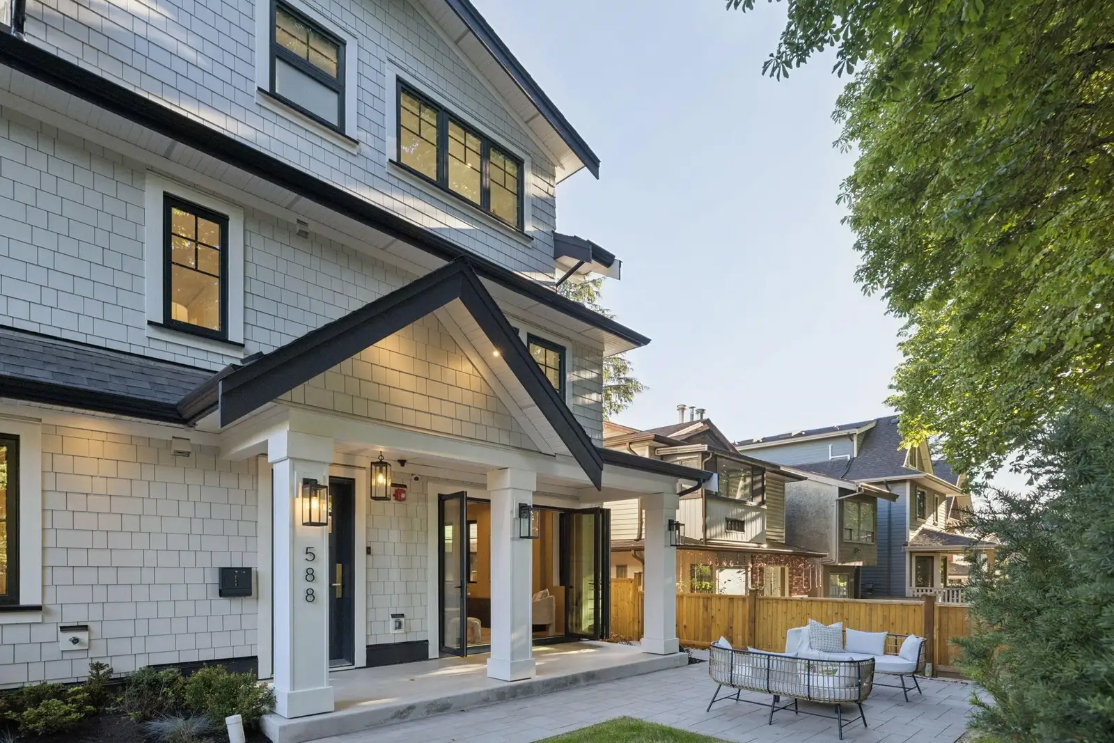 588 E 10TH AVENUE, Vancouver BC V5T 2A4