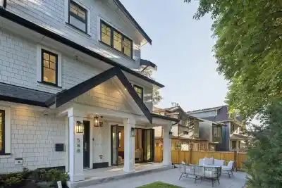 588 E 10TH AVENUE, Vancouver BC V5T 2A4