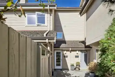 3 230 W 15TH STREET, North Vancouver BC V7M 1S2