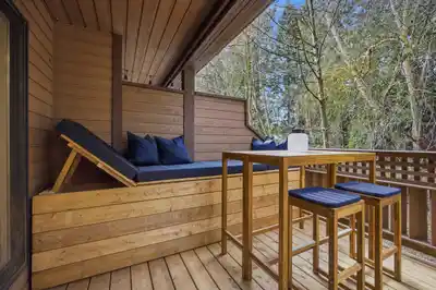 3321 MOUNTAIN HIGHWAY, North Vancouver BC V7K 2H4