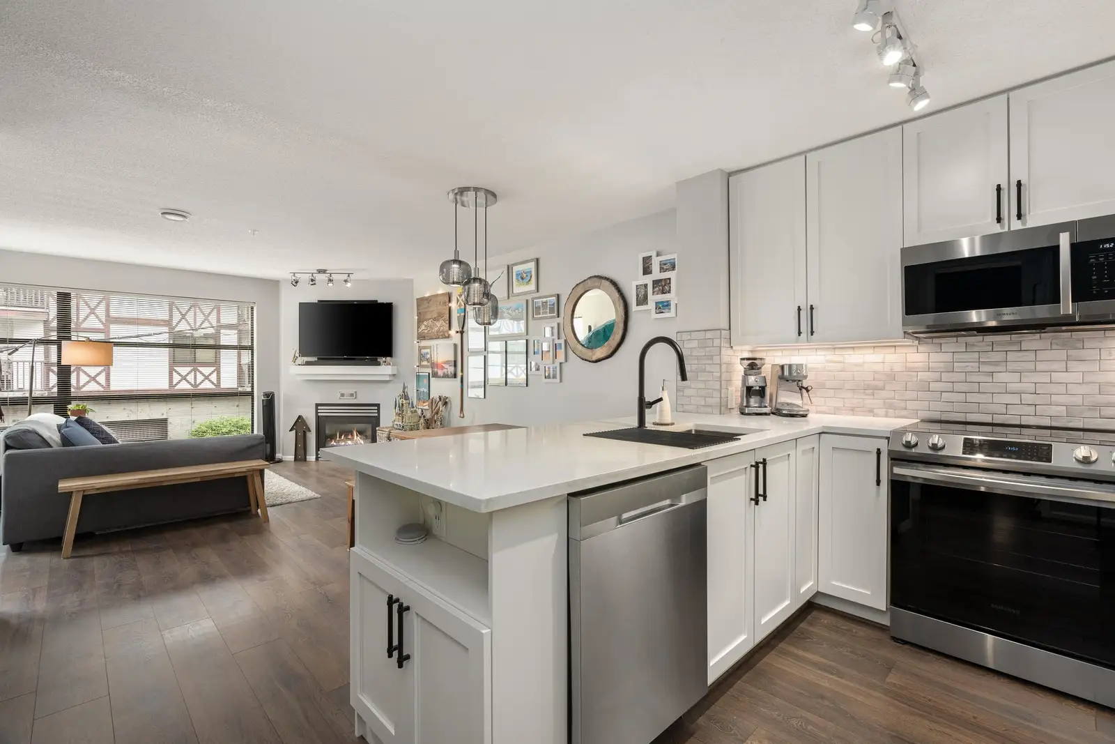 305 124 W 3RD STREET, North Vancouver BC V7M 1E8