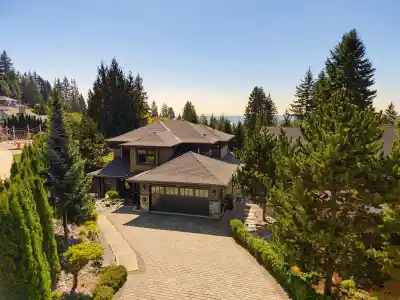 285 MONTERAY AVENUE, North Vancouver BC V7N 3E7