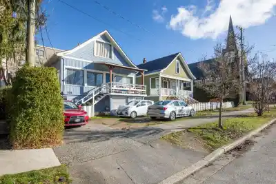 164 E 10TH STREET, North Vancouver BC V7L 2C8