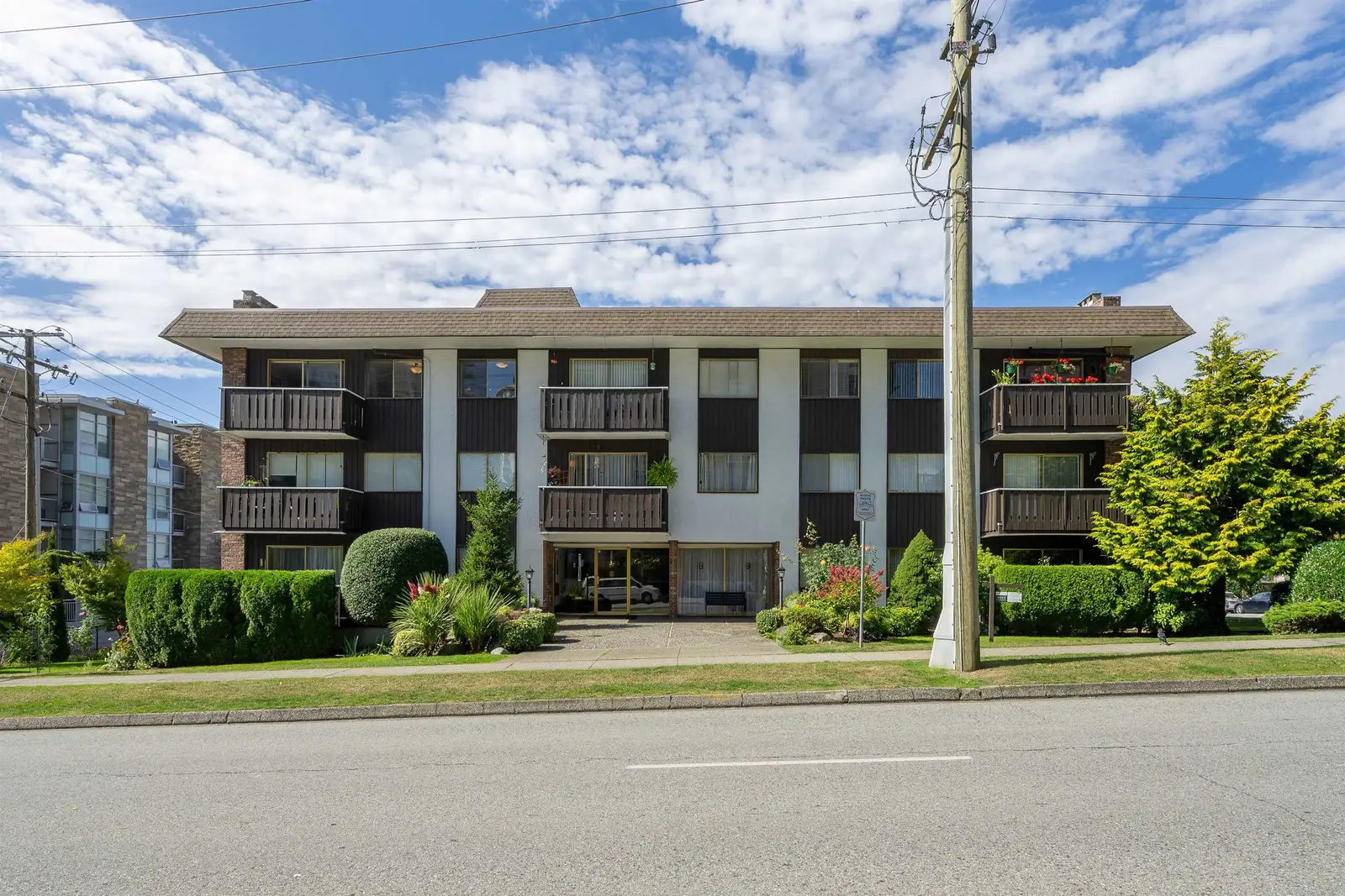 302 1345 CHESTERFIELD AVENUE, North Vancouver BC V7M 2N1